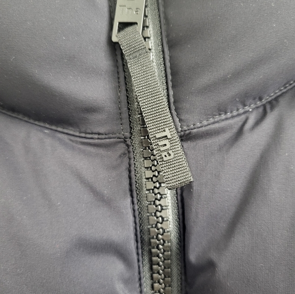 BNWT Aritzia TnA The Mega Puff Short Puffer Jacket XS - Picture 3 of 9